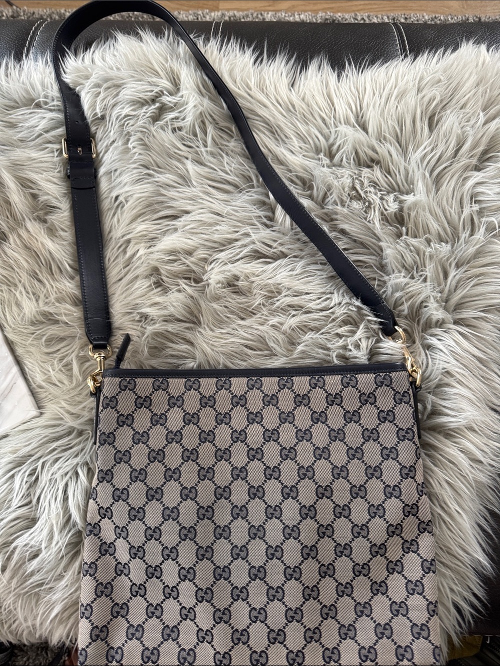 100% Authentic Gucci Beige GG Crossbody with Navy and beige Red Web Stripe - Picture 2 of 4